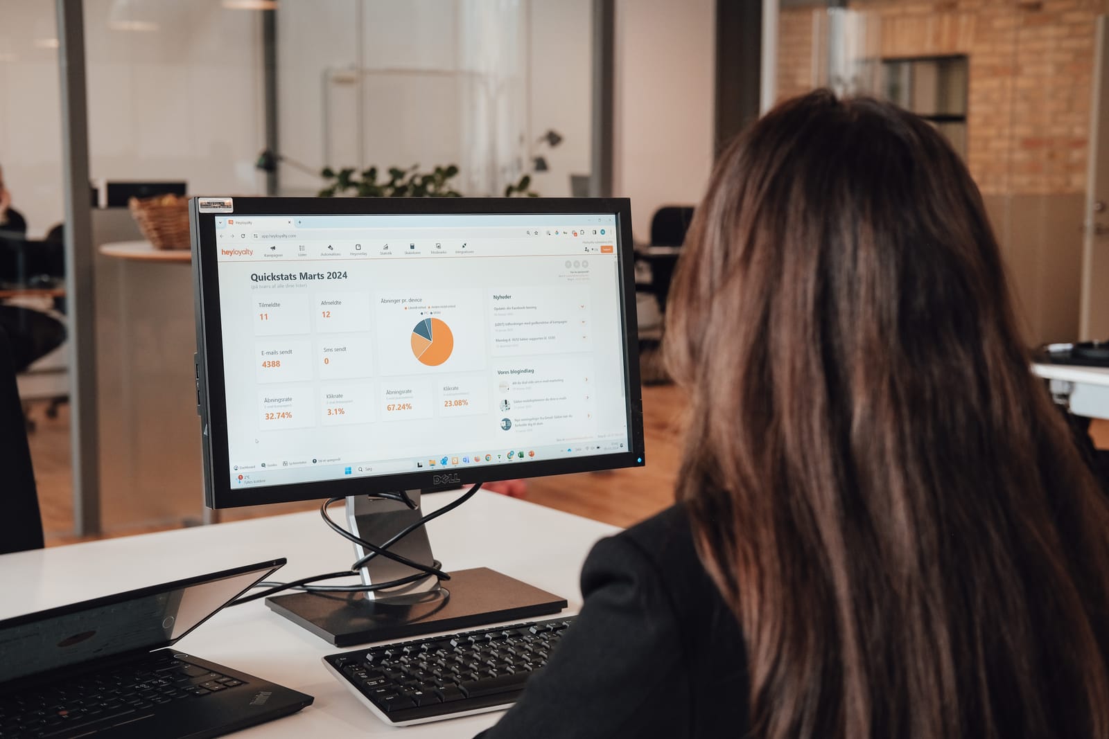 Specialist arbejder i Heyloyalty